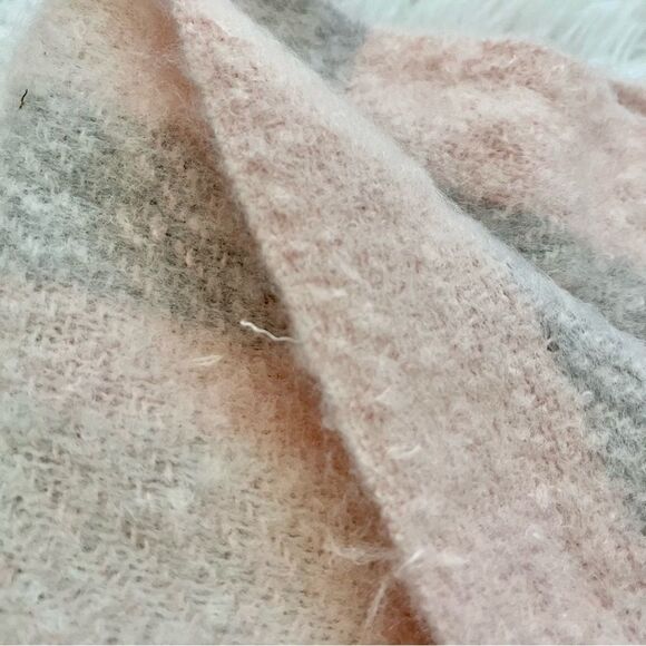 steve madden blanket scarf wrap light pink grey fringe super soft NWOT - Picture 6 of 6